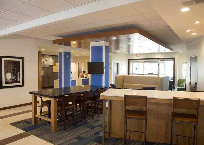 Best Hotels Near Lake Monroe, Indiana